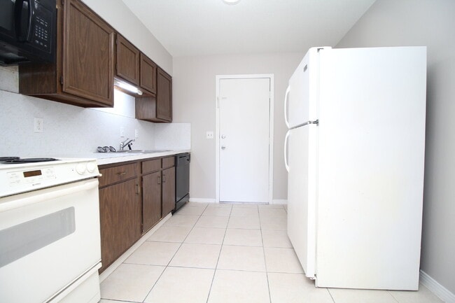 Building Photo - Now Available –Updated 2BR Duplex with All Tile Flooring, Eat-In Kitchen & Prime Location Near UW...