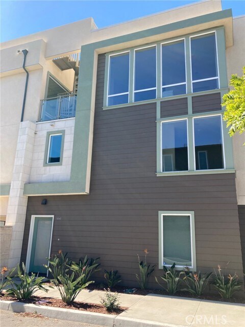 Building Photo - 1841 Doheny Way