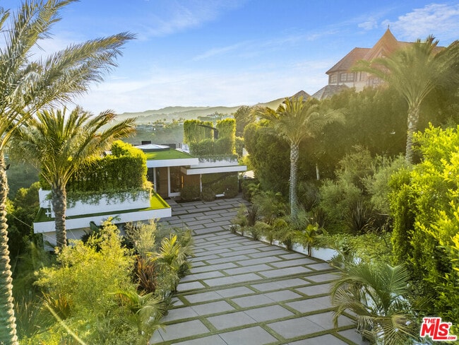 Foto del edificio - 1033 Somera Rd