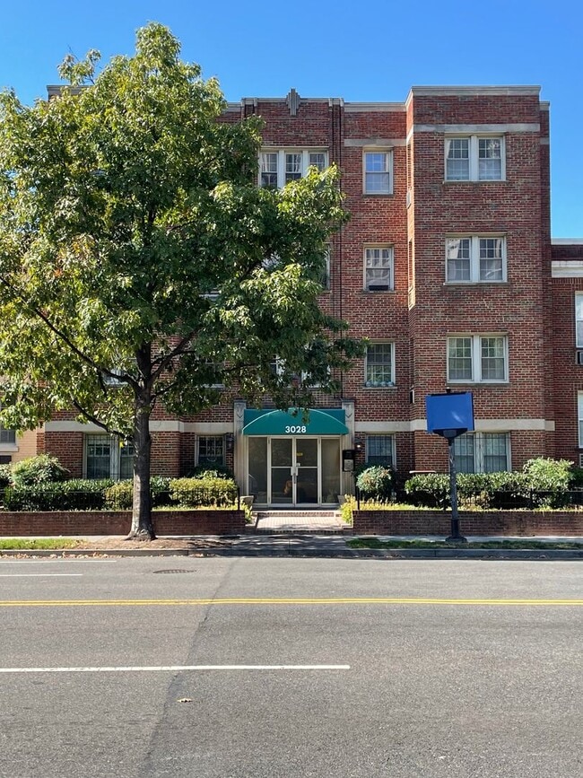 Building Photo - *ONE MONTH'S RENT FREE* Top Floor Updated ...