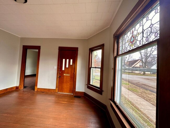 Building Photo - DEPOSIT MOVES YOU IN! NO RENT UNTIL AUGUST...