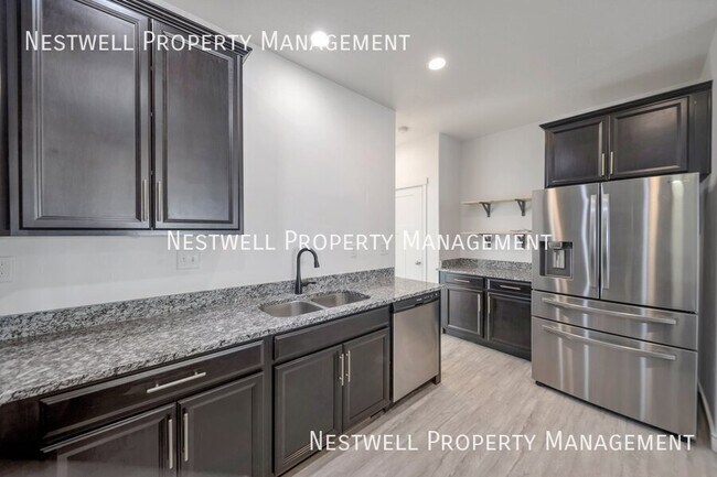Foto del edificio - $250 OFF 1ST MONTHS RENT!3-bed Townhome in...