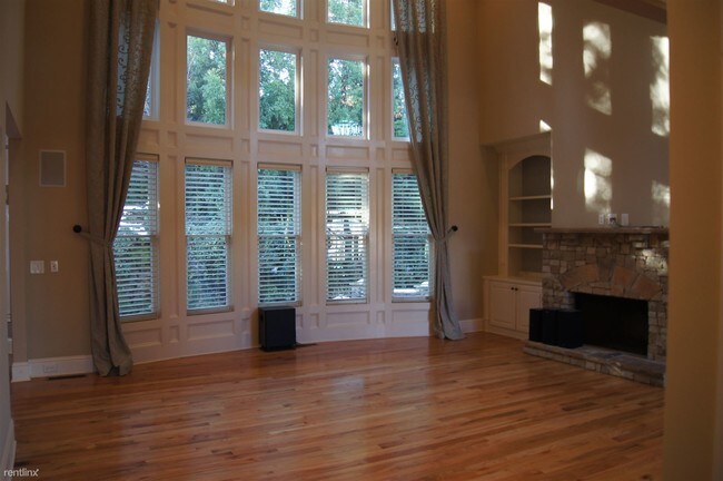 Building Photo - 207 Fernwood Pl