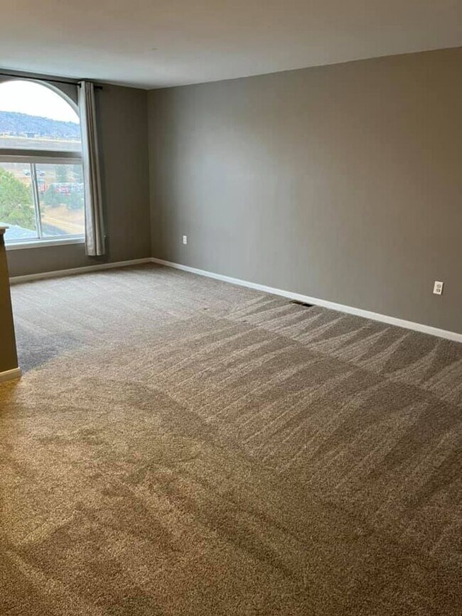 Foto del edificio - Great 2 bedroom/2bath condo- 3rd floor with loft! 1 car garage! Flexible Move in Date!