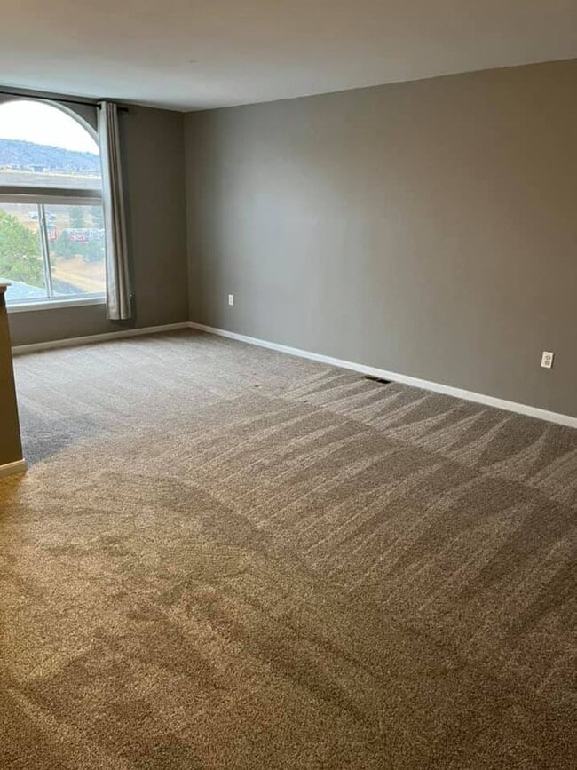 Building Photo - Great 2 bedroom/2bath condo- 3rd floor with loft! 1 car garage! Flexible Move in Date!