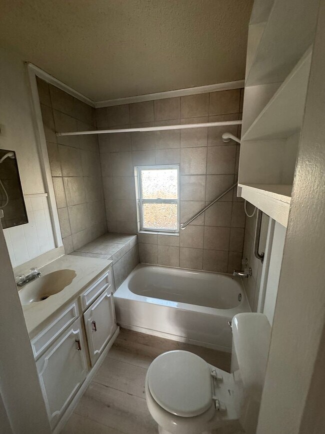 Foto del edificio - 2 bedroom, 1 bath