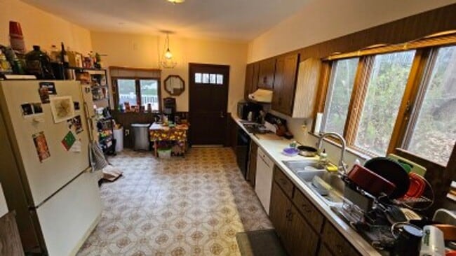 Building Photo - Rare Brighton 6 Bed/2.5 SINGLE FAMILY House on Woodstock for 69/1/2025.  Students Welcome!!!