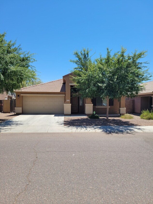 Primary Photo - Beautiful 3/2 plus a den for rent near 75t...
