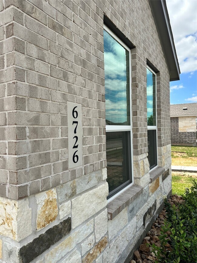 Foto del edificio - 6726 Violet Clover Ave