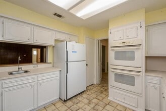 Building Photo - 5731 Old Lodge Dr