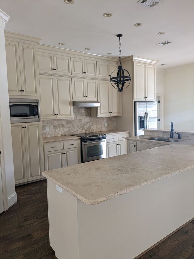 Building Photo - Beautiful home in Carlton Ridge S/D