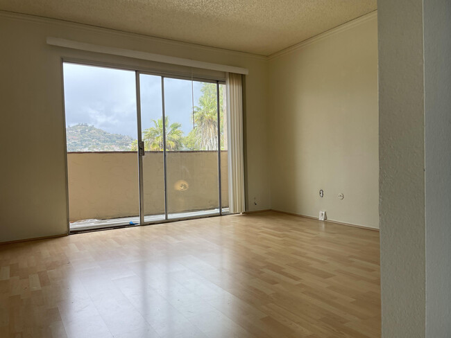 Family room with view Mt Helix - 3557 Kenora Dr