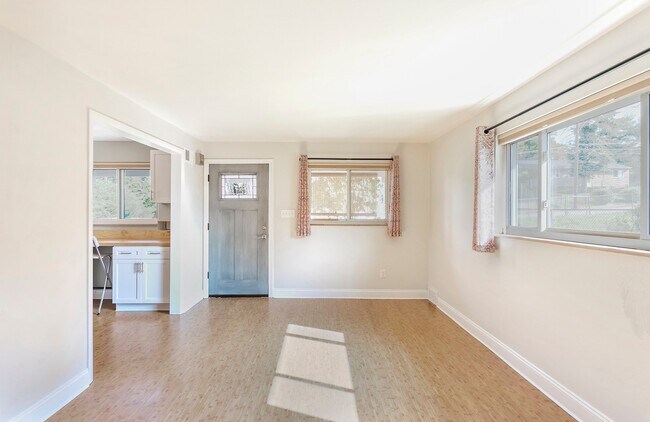 Building Photo - 3 bed 1 bath - nicely updated, central air...