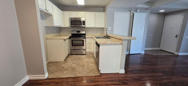 Building Photo - Spacious 2 Bedroom with Private Patio & In-Unit Laundry