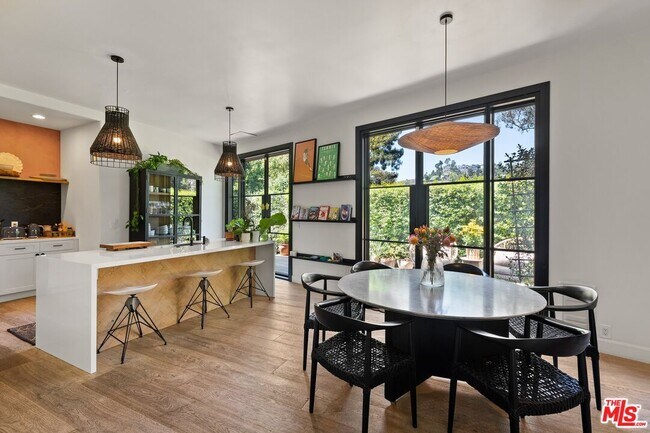 Building Photo - 2065 Watsonia Terrace