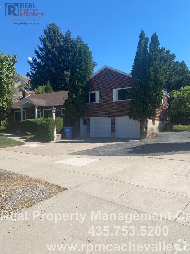 Building Photo - 1486 Maple Dr