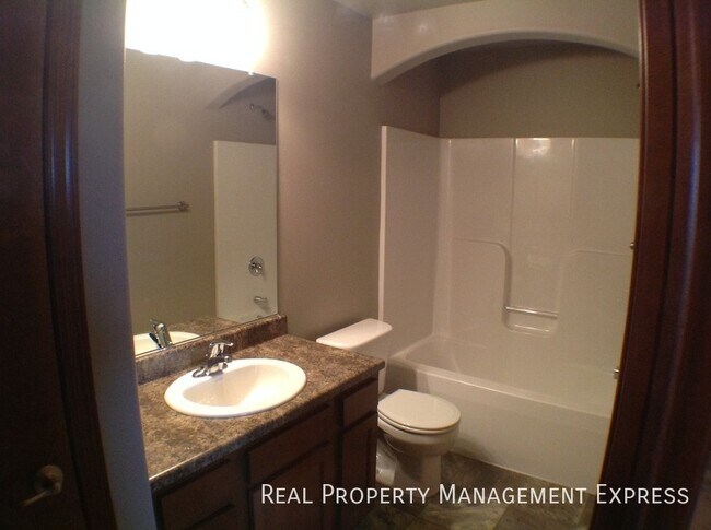 Foto del edificio - Perfect 2 Story 2 Bedroom Town Home in Har...