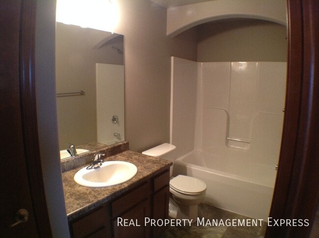 Building Photo - Perfect 2 Story 2 Bedroom Town Home in Har...