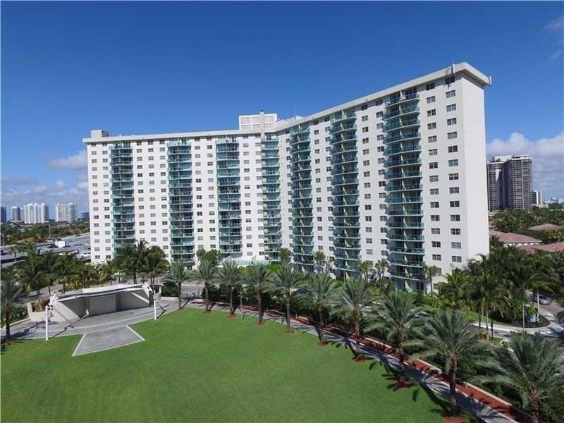 Foto principal - 19370 Collins Ave
