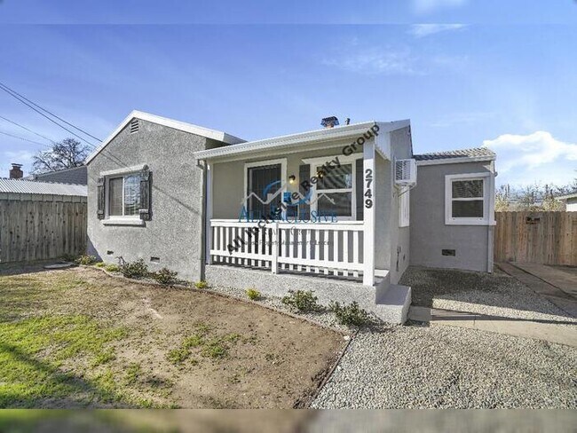 Building Photo - Cozy 2 beds 1 bath home! - Half off one mo...