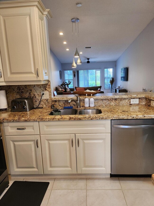 Foto del edificio - 8951 Sunnywood Pl