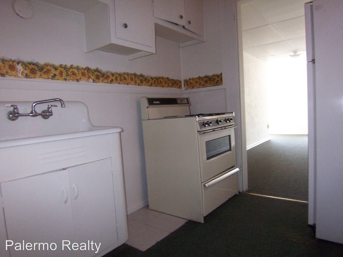 Building Photo - 420 W 8th St