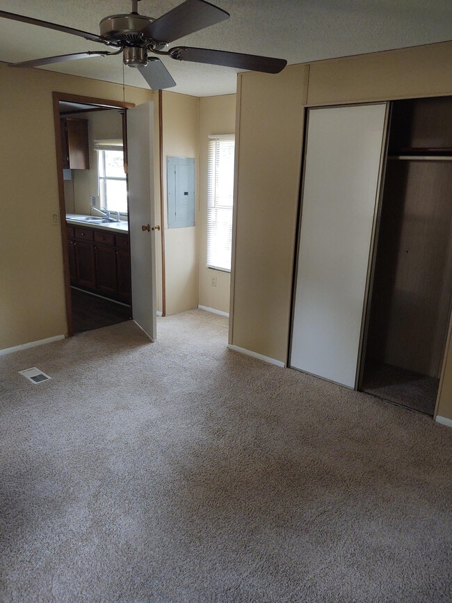 Foto del edificio - 2423 Asa Whitaker Wy