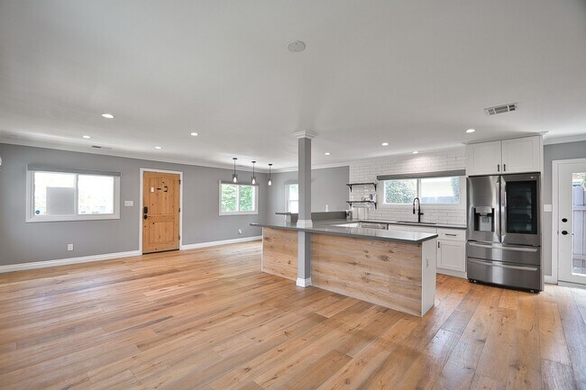 Foto del edificio - Fully Remodeled Spanish Style Home - Walk ...