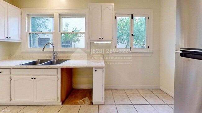 Foto del edificio - 3 br, 2 bath 4plex - 2406 3rd Avenue Unit 2 -