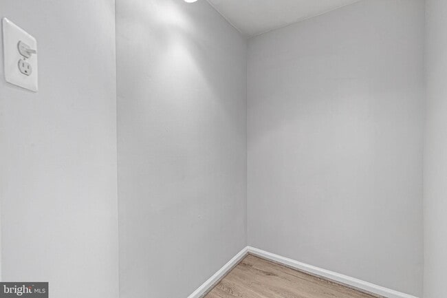 Building Photo - 2752 Manhattan Pl