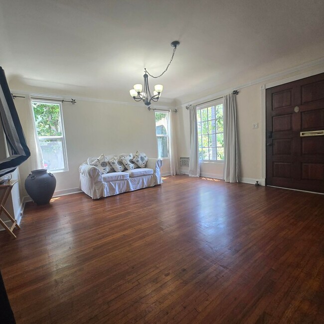 Building Photo - Warm & Welcoming Home Near Melrose with Room to Live, Work & Create