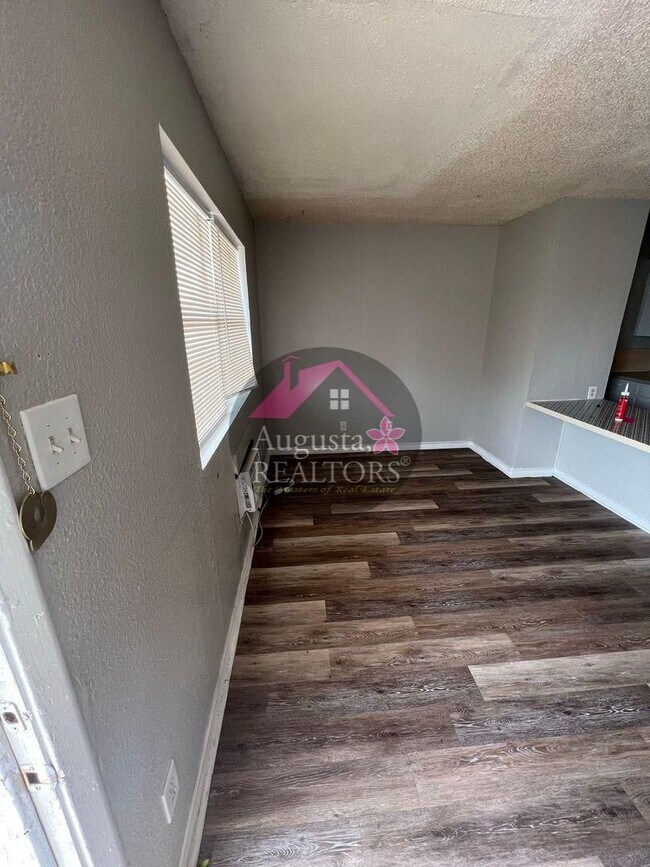 Foto del edificio - Cute Cute Cute 1 bedroom near universities!