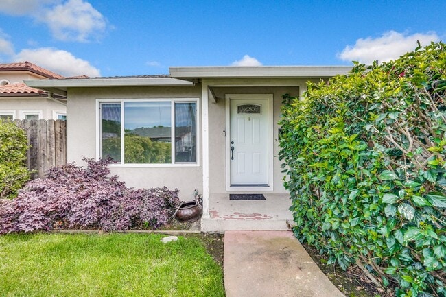 Building Photo - Rare 2 Bed 1 Bath Home with Huge Private Backyard