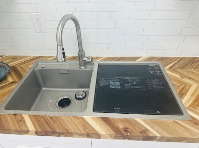 Foto del edificio - Free Rent until FEBRUARY 2026! Brand new" Cottage!  1-BR + den, totally remodeled!