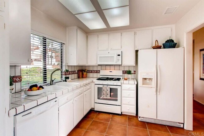 Foto del edificio - Spacious 2-Bedroom Home with 2-Car Garage in Escondido – Available for Pre-Lease Now!