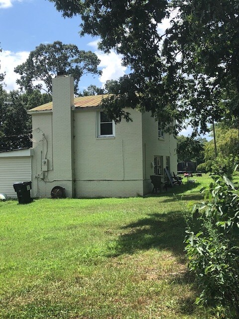 Parte trasera de la casa - 6047 Tobaccoville Rd