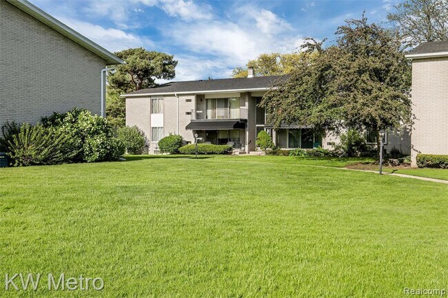 Building Photo - 8433 Kennedy Cir N