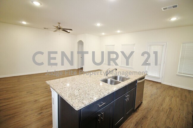 Building Photo - Gorgeous 4/2/2 in Mabank Ready For Move-in!