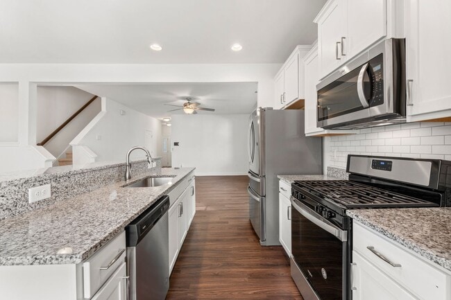 Building Photo - Beautiful 3 bedroom, 2.5 bath townhome in ...