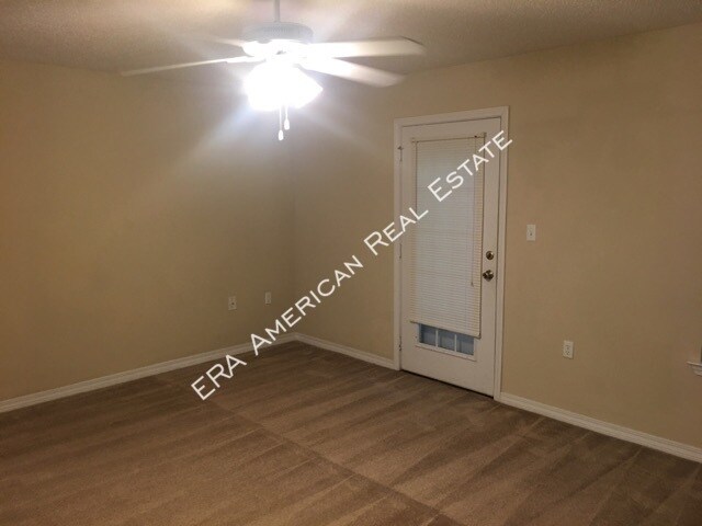 Building Photo - Convenient location!