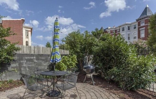 Foto del edificio - 2 Bedroom Beauty in Bloomingdale! Pets Wel...