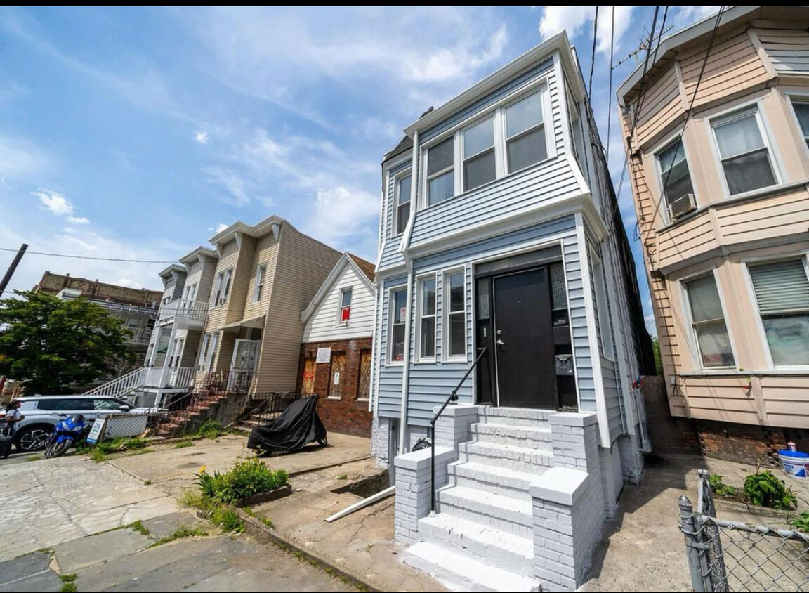 Primary Photo - 110 Cottage St