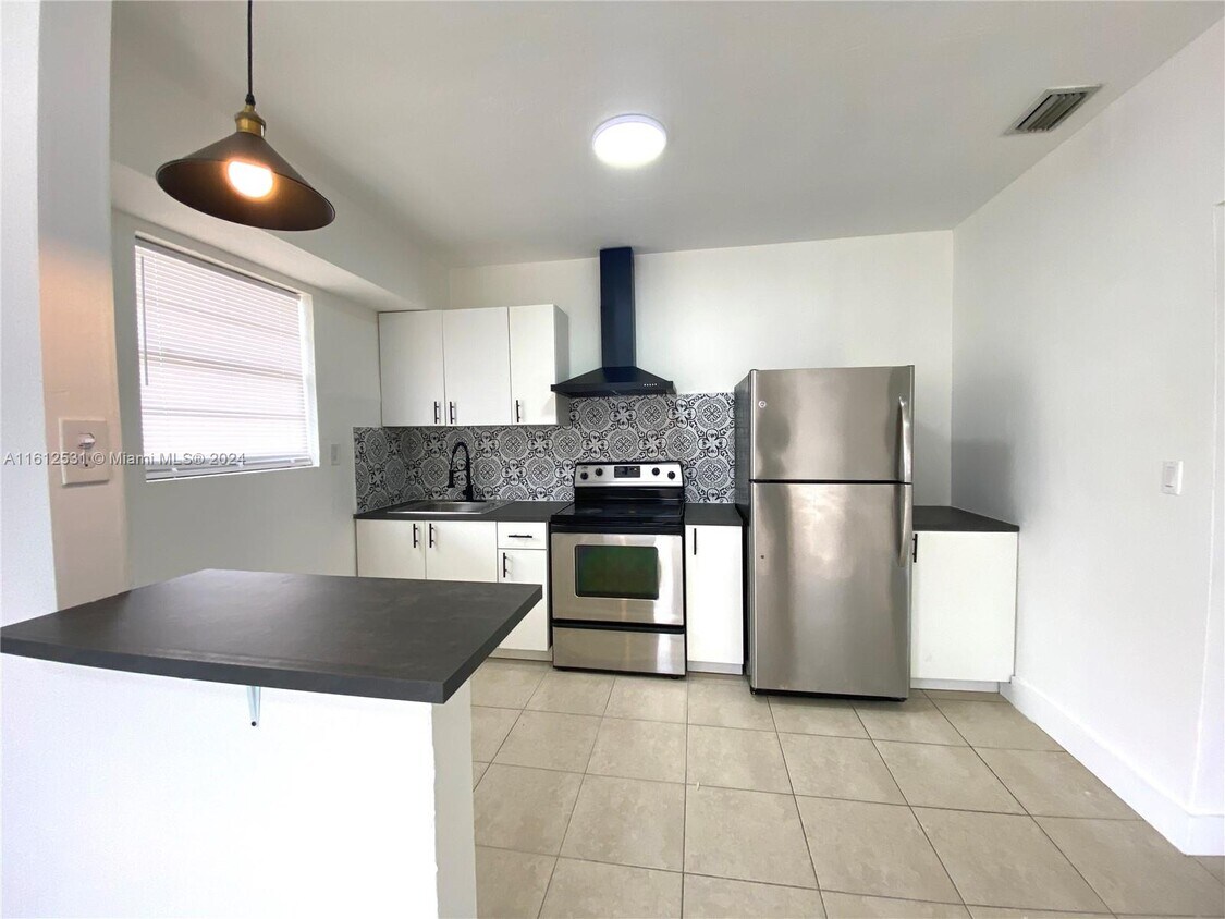 Primary Photo - 120 NE 55th St