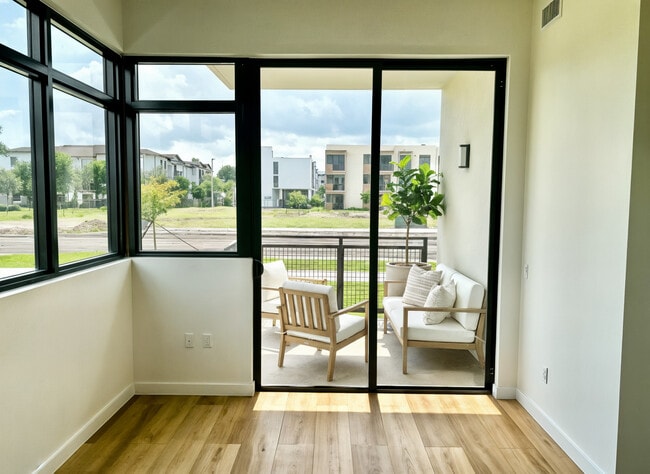 Balcony - Dixie Breeze Apartments