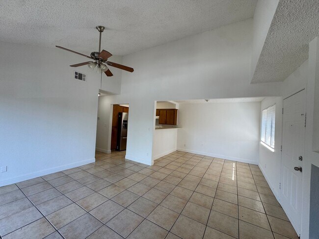 Foto del edificio - 1190 S Winery Ave