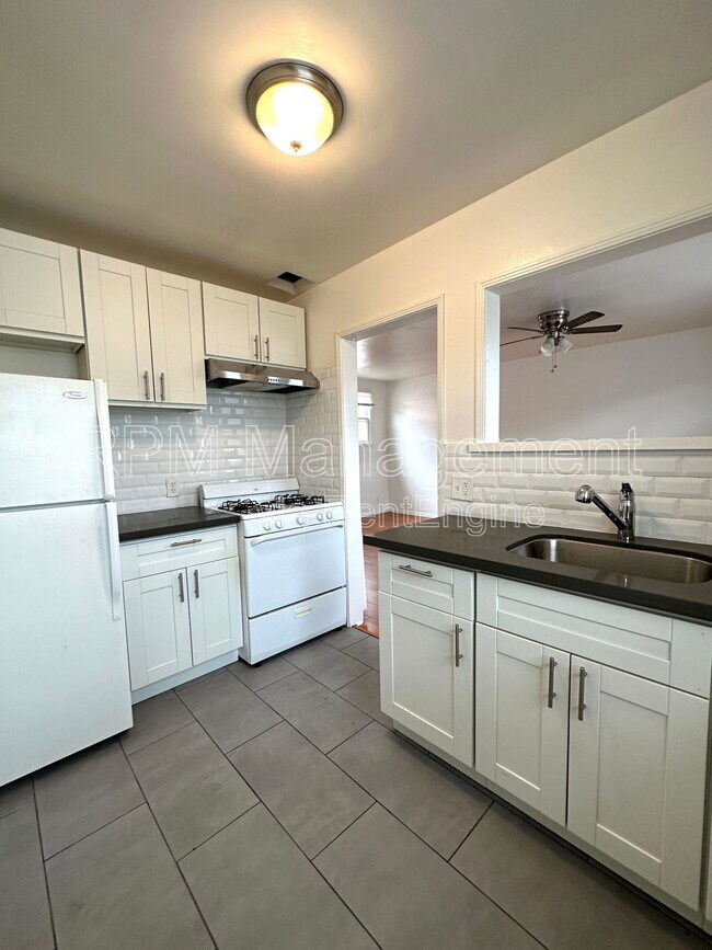 Foto del edificio - 1737 N Sycamore Ave