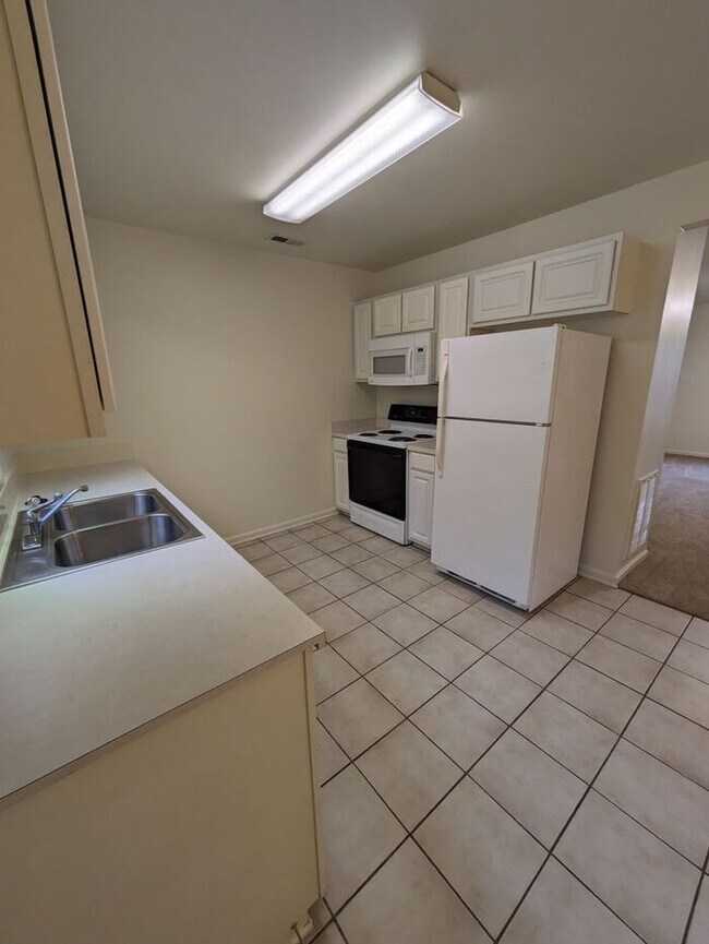 Building Photo - 2BD/2.5BA Townhome at Water Oaks in Hickor...