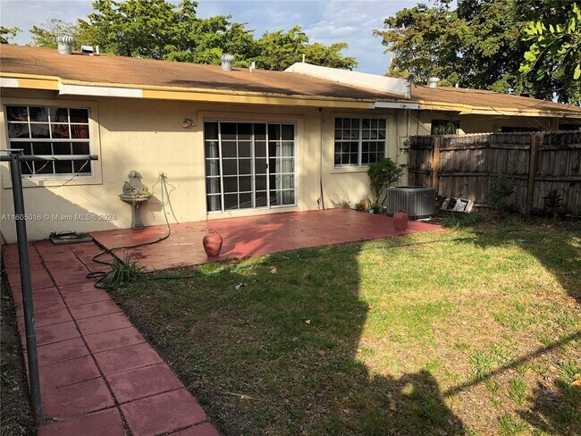 Foto del edificio - 7702 Pembroke Rd