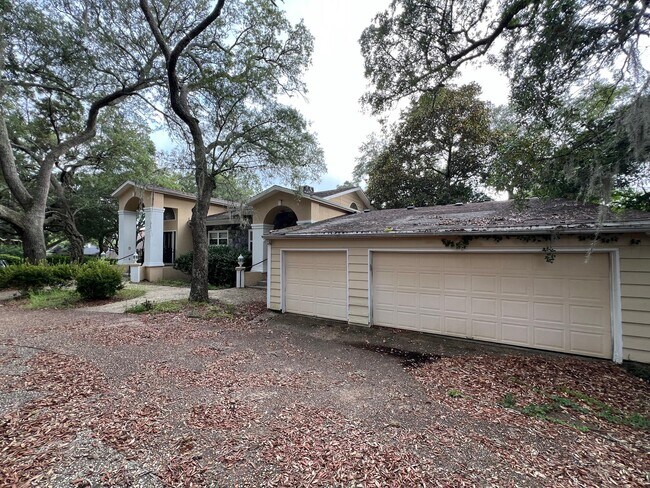 Building Photo - 902 Whisperwood Ln S