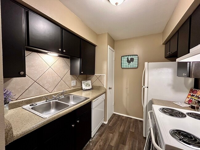 1 habitación, 1 baño - 675 pies cuadrados Cocina con despensa - Royal Oaks Apartments